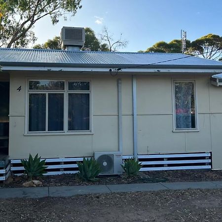 Home Away From Home Merredin Exterior photo